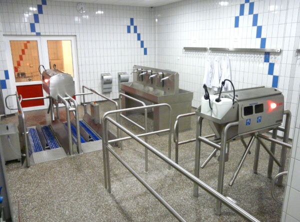Opstelling RVS hygiënesluisinrichting met zeeptoegangscontrole, handen wassen, desinfectie toegangscontrole en zolen reinigen