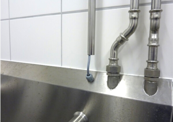 Bovenaansluiting op RVS handwasbak