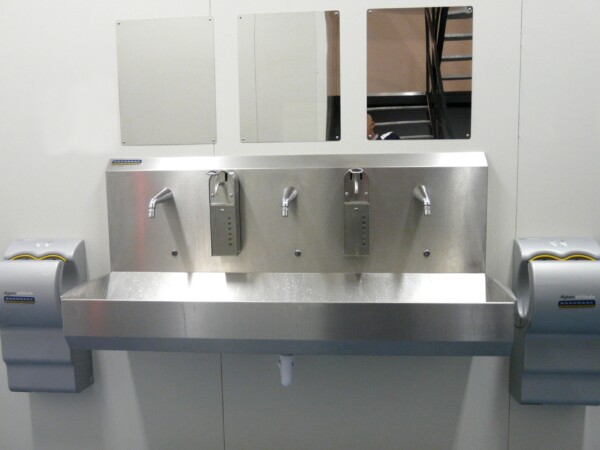 RVS spiegels boven RVS handwasbak