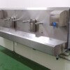 RVS handwasbak voorzien van Handdryer 1 en zeepdispensers