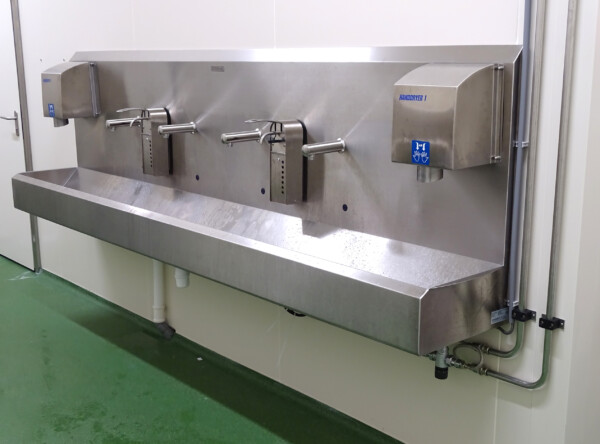 RVS handwasbak voorzien van Handdryer 1 en zeepdispensers