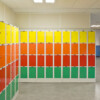 Opstelling met staalgelakte lockers in meerdere kleuren
