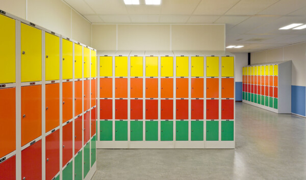 Opstelling met staalgelakte lockers in meerdere kleuren